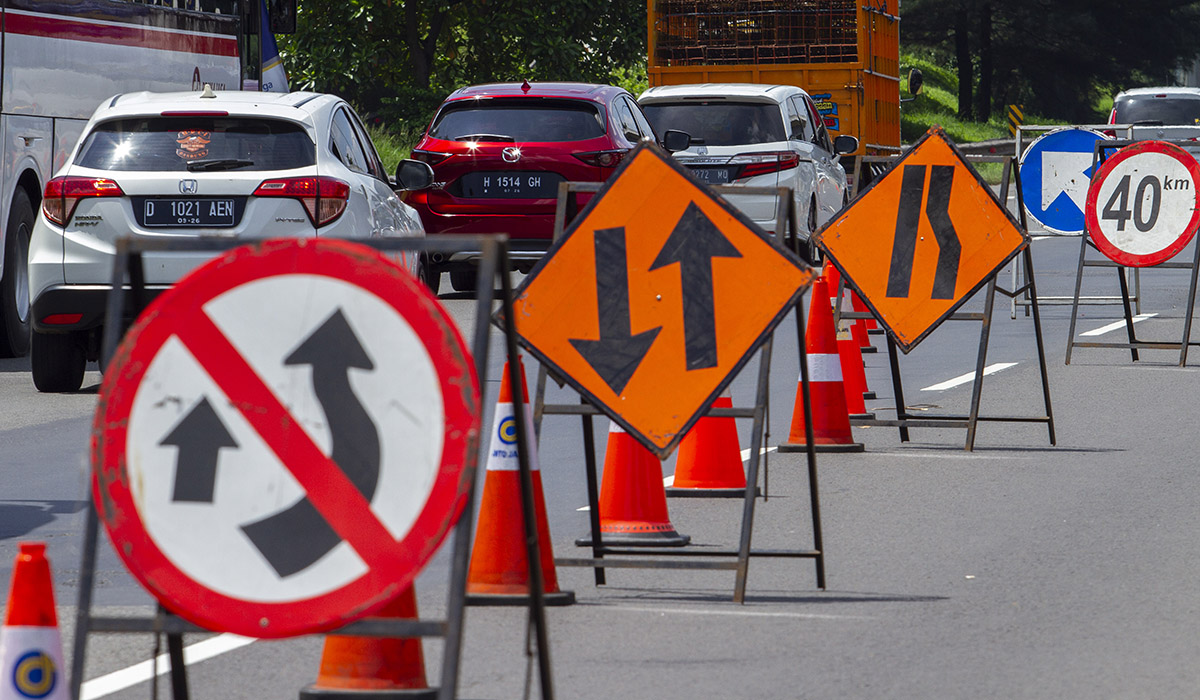 Sejumlah kendaraan melintas menuju arah Cikampek saat pemberlakuan contraflow di Tol Jakarta-Cikampek.