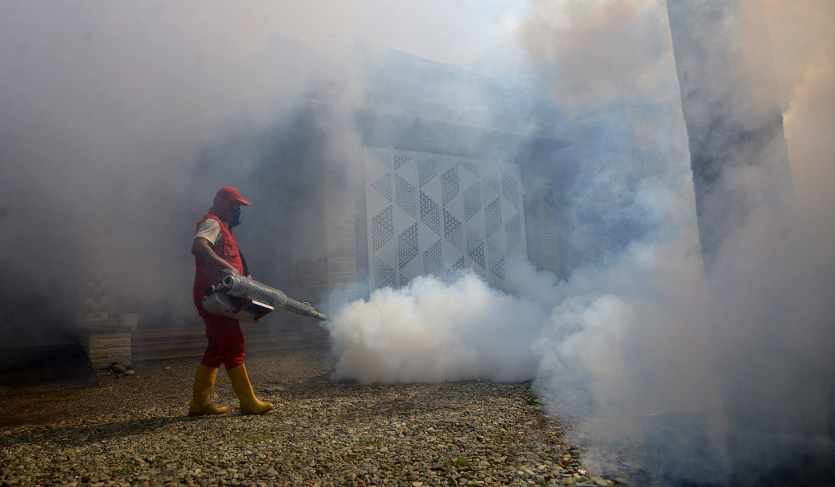 Kegiatan fogging atau pengasapan untuk mencegah penyebaran kasus demam berdarah dengue (DBD).