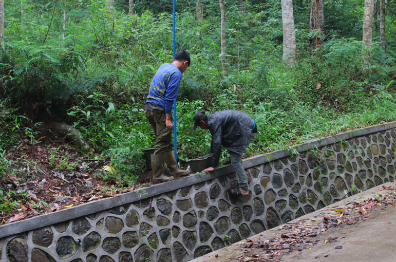 Teratu Beauty Bangun Penerangan Jalan di Dua Desa