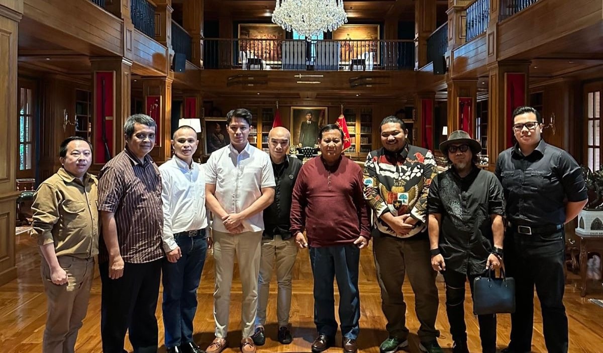 Prabowo Subianto menerima tim pembuat film 8 Warriors dari Golden Picture.