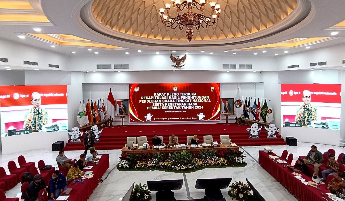 Ketua Komisi Pemilihan Umum (KPU) Hasyim Asy'ari (tengah) memimpin rapat pleno terbuka rekapitulasi surat suara 