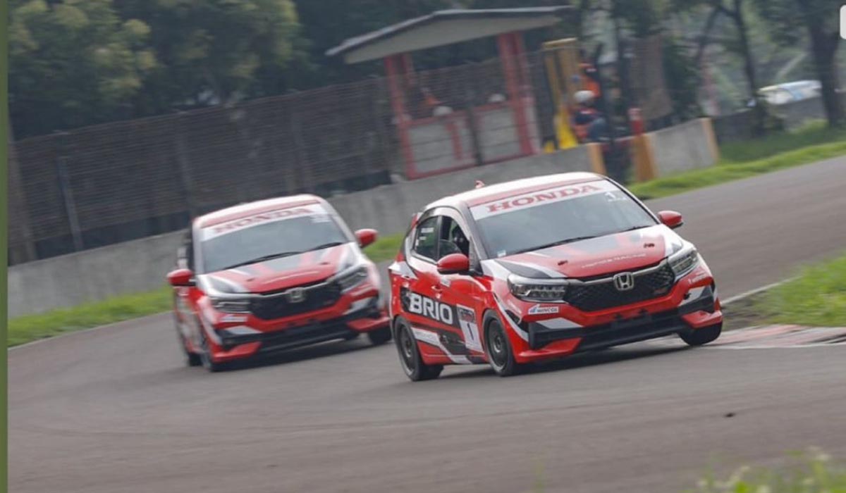 Avila Bahar (depan) melaju kencang di kelas kejurnas ITCR di Sirkuit Internasional Sentul, Bogor, Jawa Barat, Minggu (3/3).