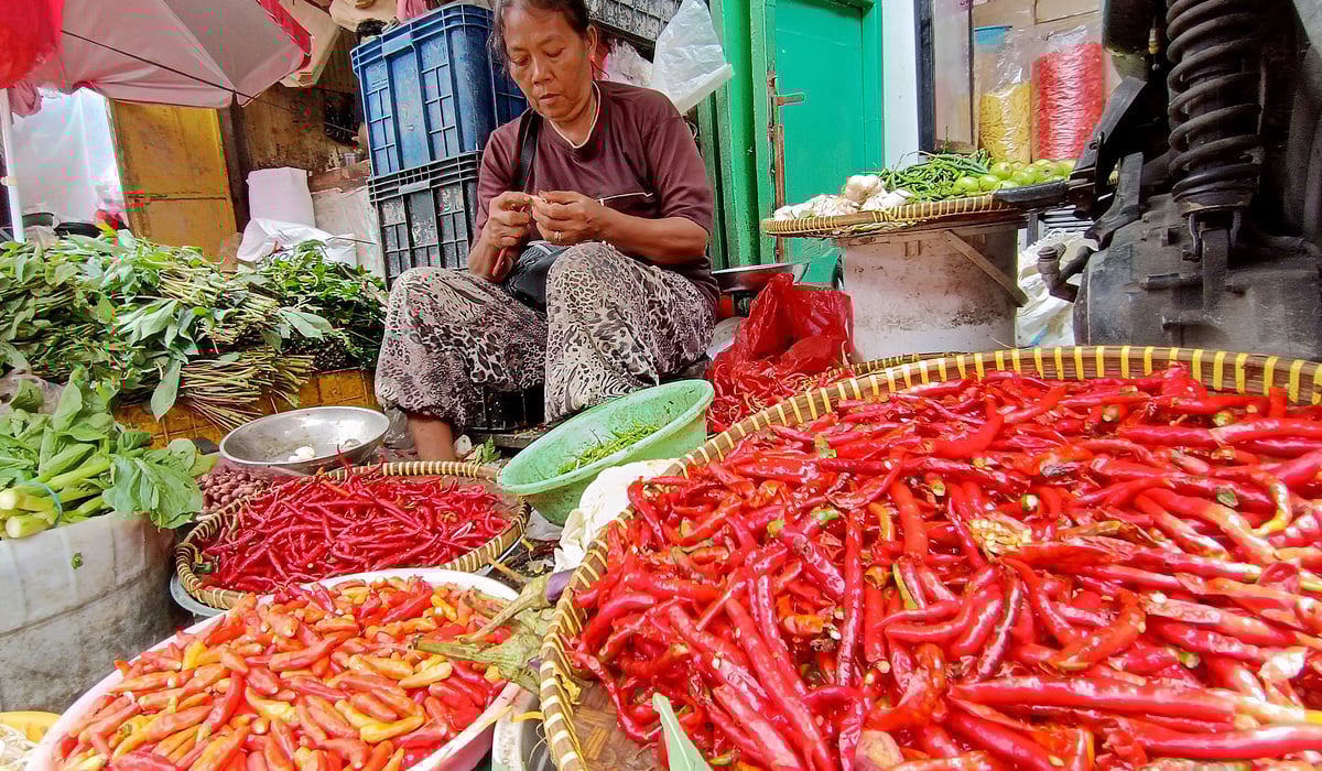 Ilustrasi pedagang cabai di pasar tradisional.