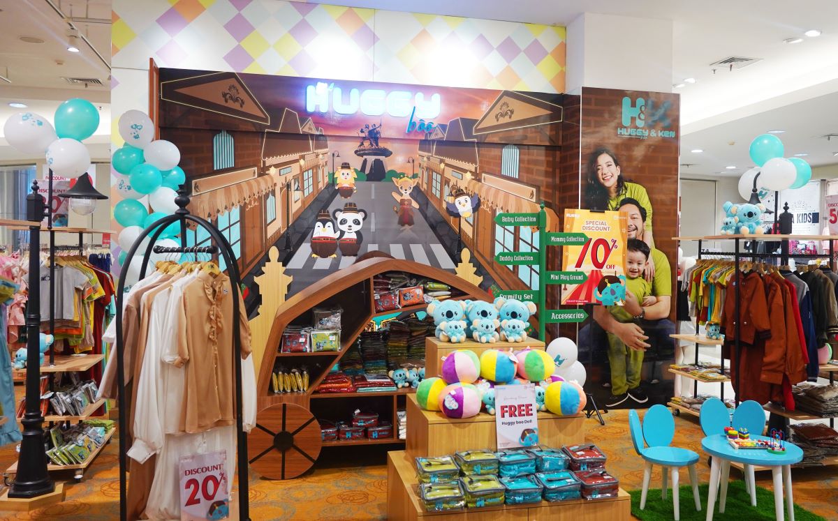 Produk Huggy Boo dipamerkan di department store.