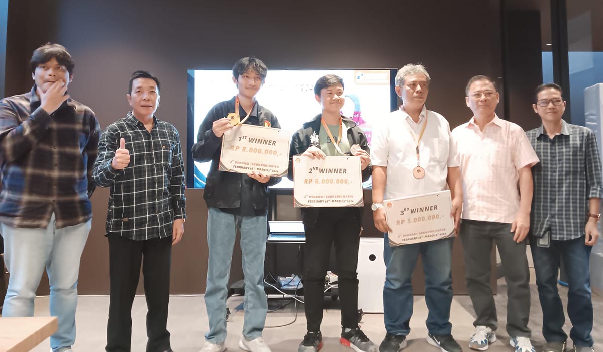 Nayaka Budidharma (ketiga dari kiri) memenangi kategori terbuka 2nd Percasi SCUA FIDE Rated 2024.