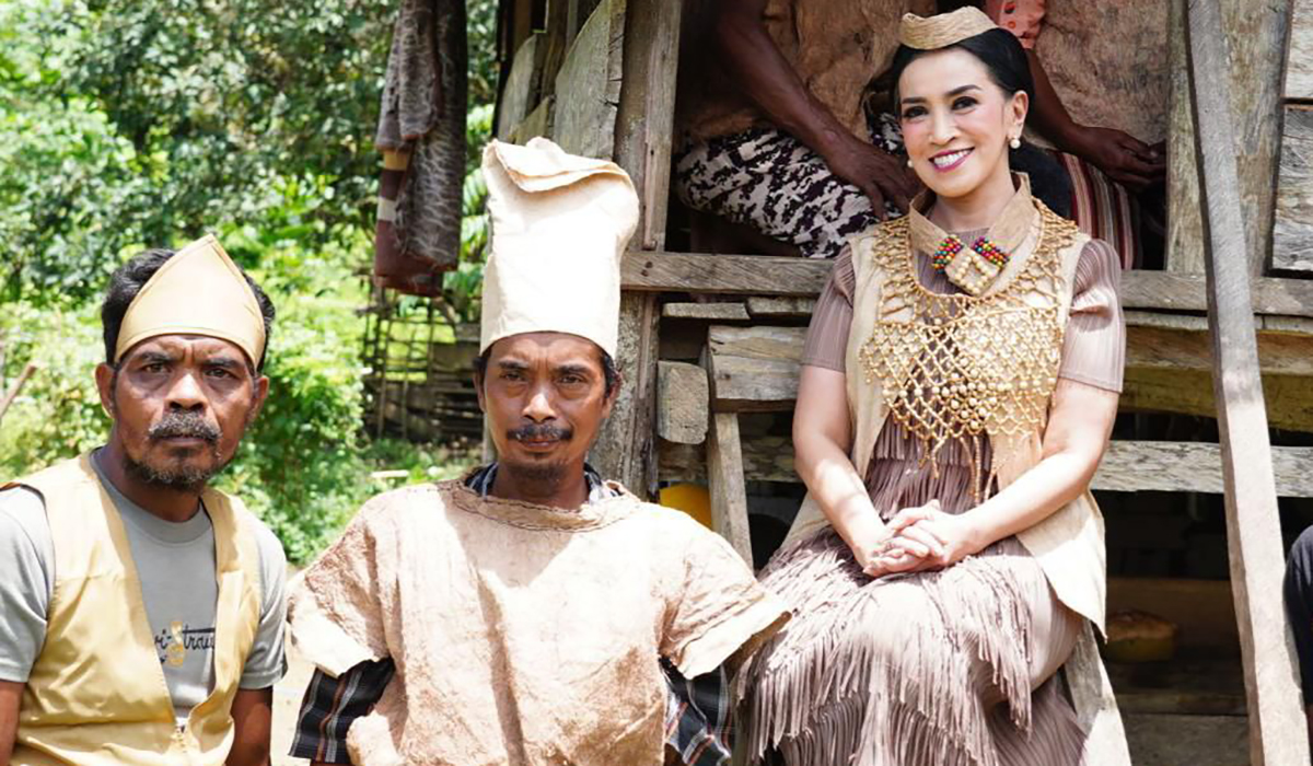 Ketua PD Bhayangkari Sulawesi Barat (Sulbar) Miranti Adang Ginanjar (kanan).