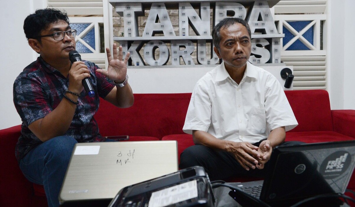 Koordinator Indonesia Corruption Watch (ICW) Agus Sunaryanto (kiri).