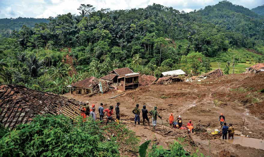 Tim SAR gabungan melakukan pencarian korban tanah longsor di Kampung Cigintung, Desa Cibenda, Kecamatan Cipongkor, Kabupaten Bandung Barat,.