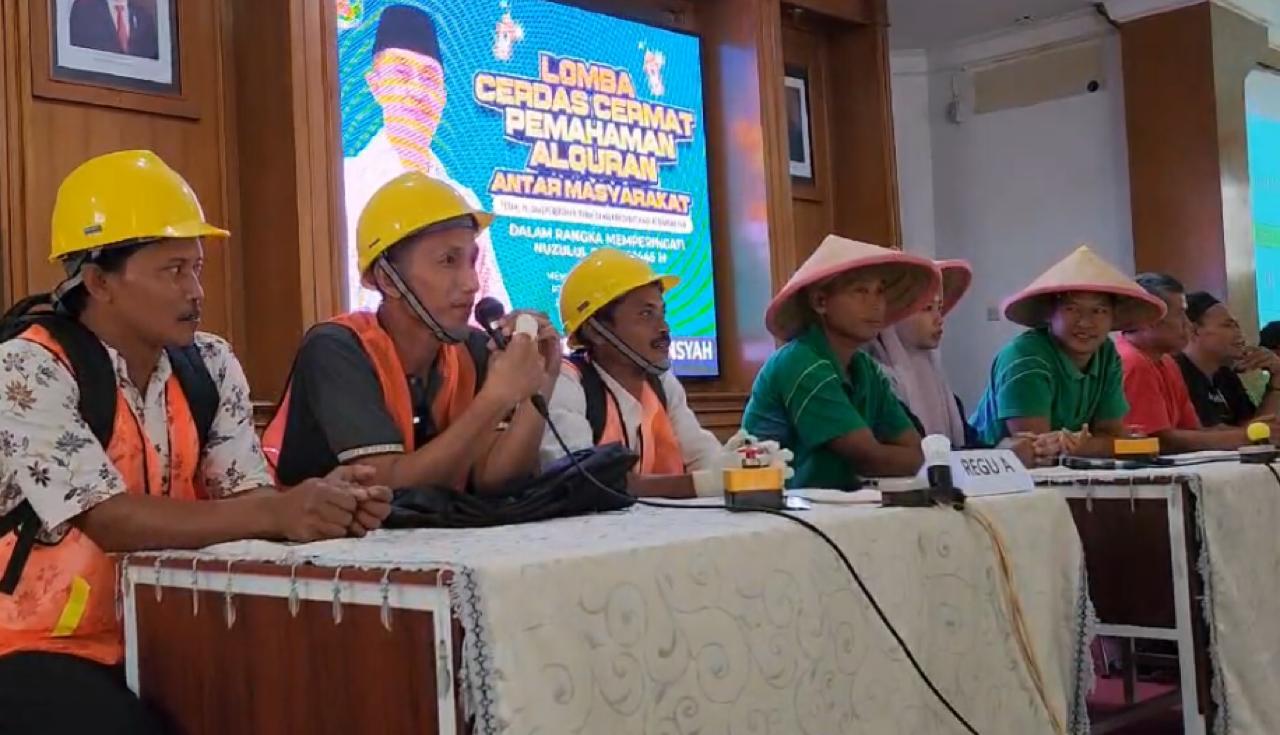 Peserta menjawab pertanyaan pada Lomba Cerdas Cermat Pemahaman Alquran di Aula Pemda Muaro Jambi, Jumat (29/3).