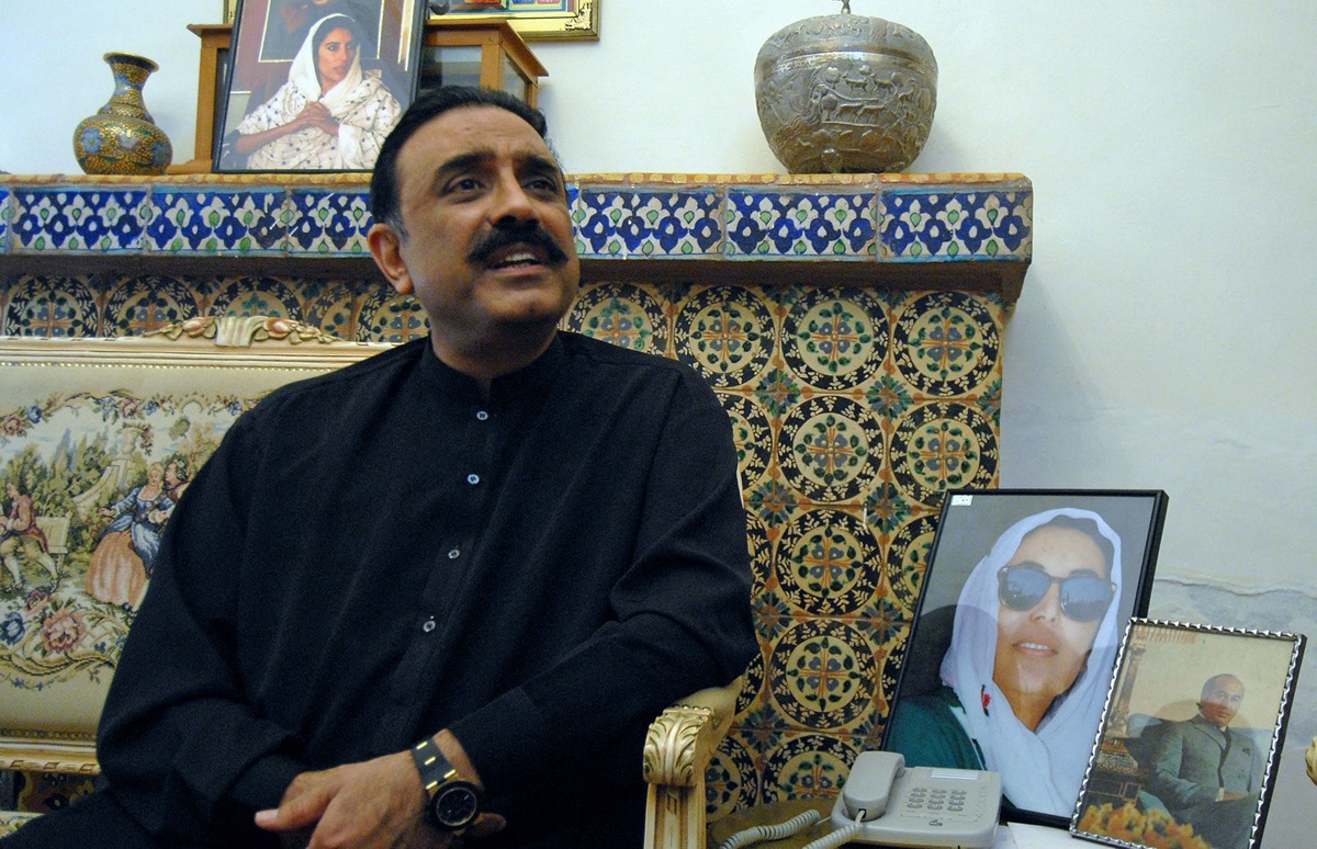 Asif Ali Zardari, mengalahkan Mahmood Khan Achakzai, dalam persaingan kursi PM Pakistan