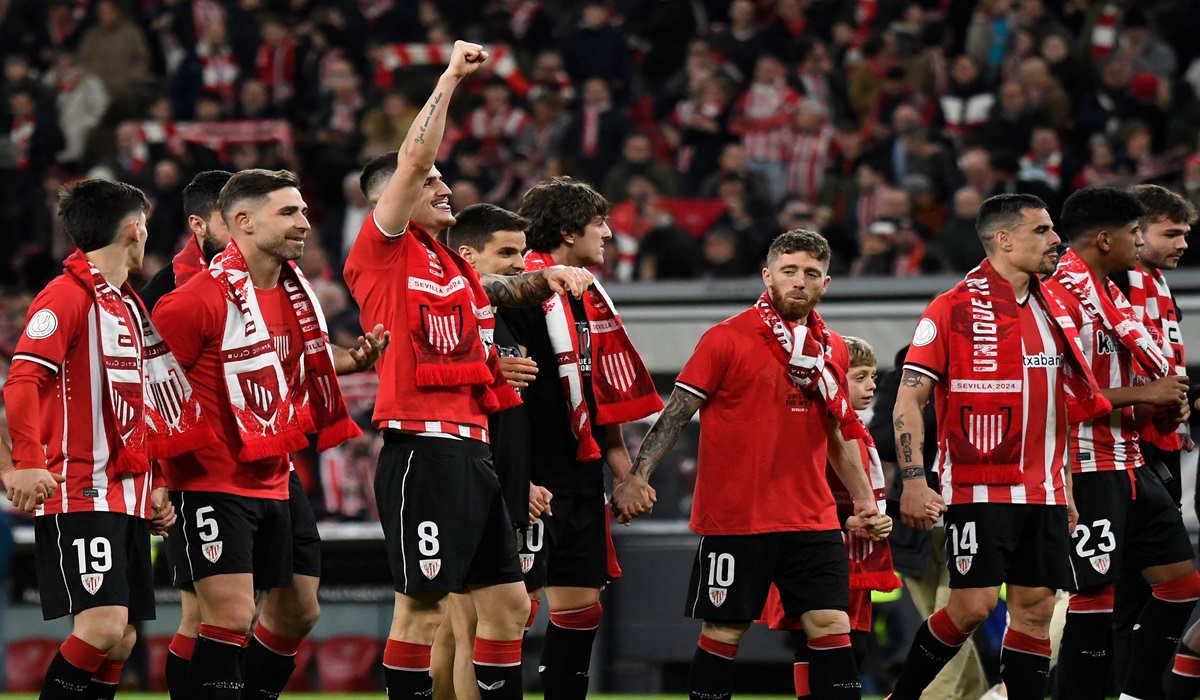 Para pemain Athletic Bilbao melakukan selebrasi usai melaju ke final Copa del Rey dengan mengalahkan Atletico Madrid.