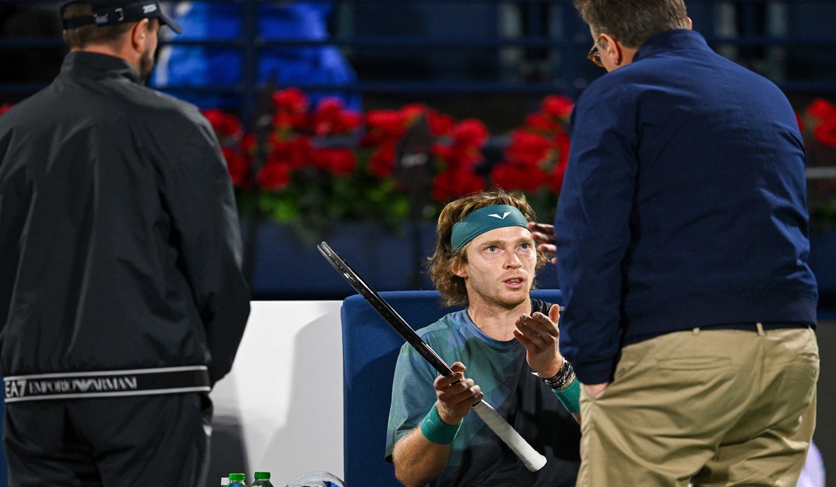 Petenis Rusia Andrey Rublev berbicara dengan ofisial pertandingan usai didiskualifikasi dari turnamen ATP di Dubai