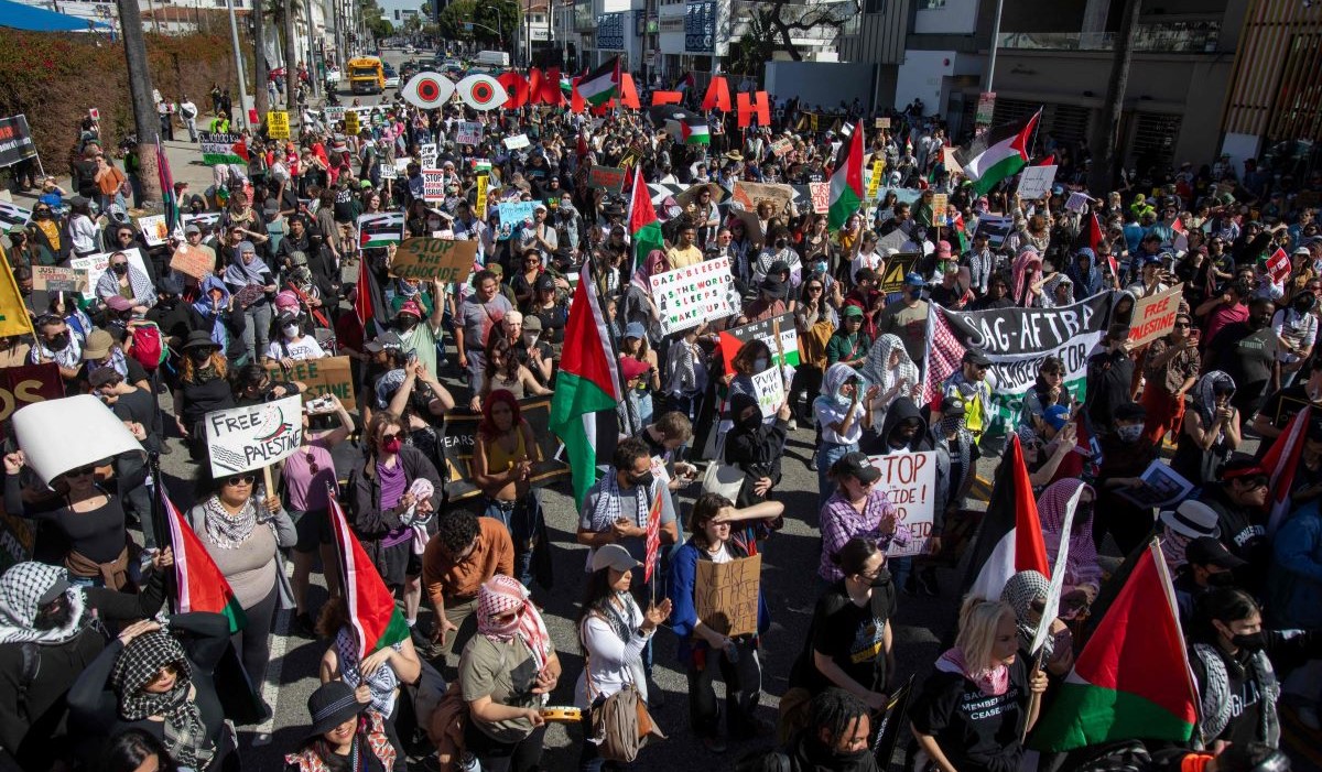 Demonstran melakukan protes untuk mendukung warga Palestina di Teater Dolby pada Academy Awards (Piala Oscar) ke-96