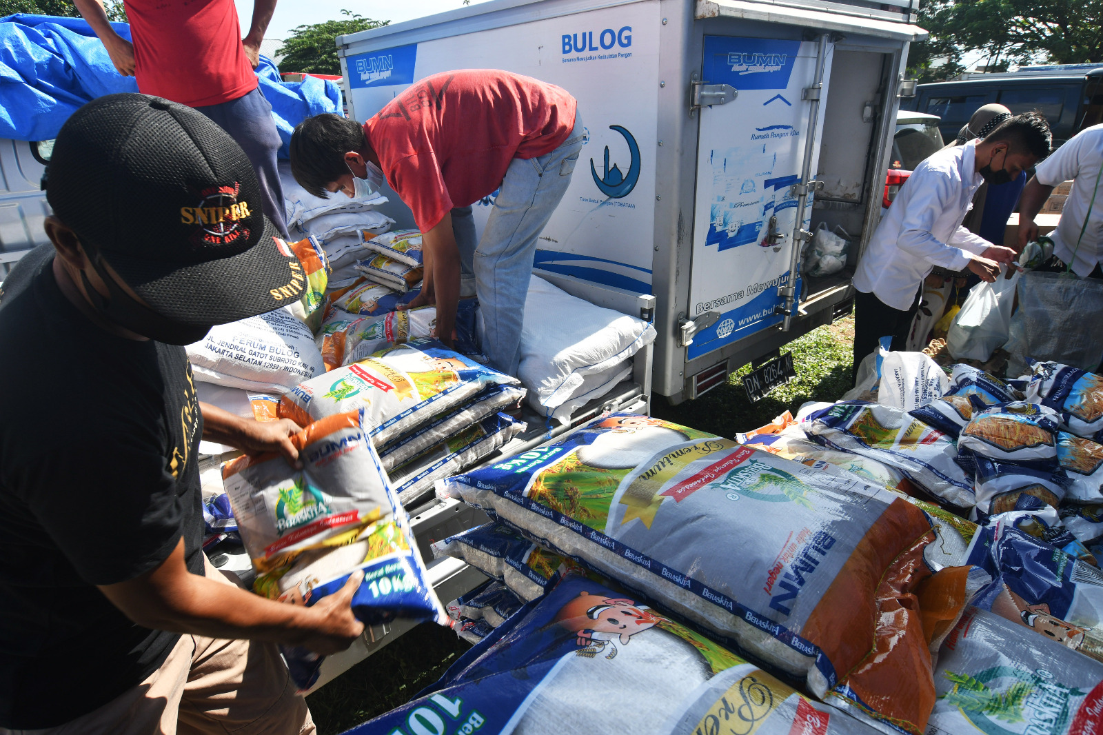 Petugas Perum Bulog menyiapkan beras kemasan yang akan dijual pada pasar murah dalam rangka menyambut bulan Ramadhan di Palu.