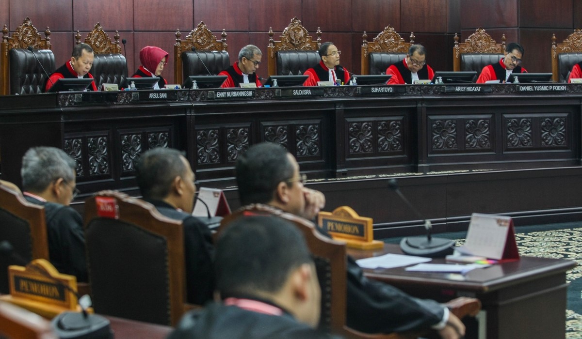 Ilustrasi: Ketua Hakim Mahkamah Konstitusi Suhartoyo (tengah) didampingi jajaran hakim MK memimpin sidang 