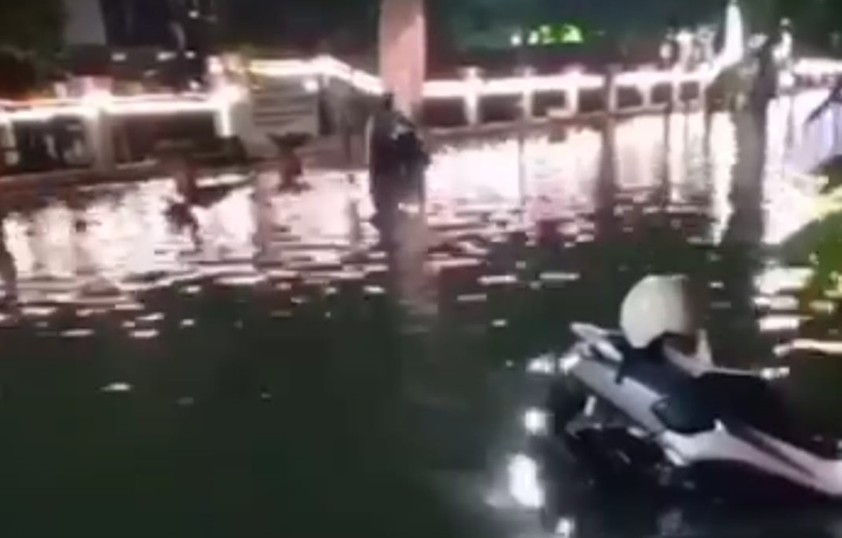 Banjir setinggi 50 cm merendam Purwodadi akibat hujan dan drainase yang tersumbat dari lumpur banjir sebelumnya.