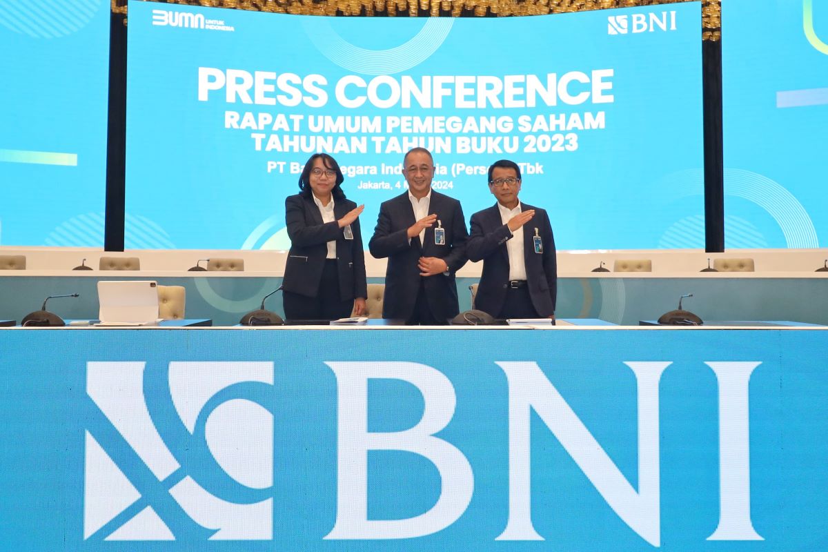 Direktur Utama BNI Royke Tumilaar dan jajaran direksi menggelar konferensi pers setelah RUPST di Jakarta.