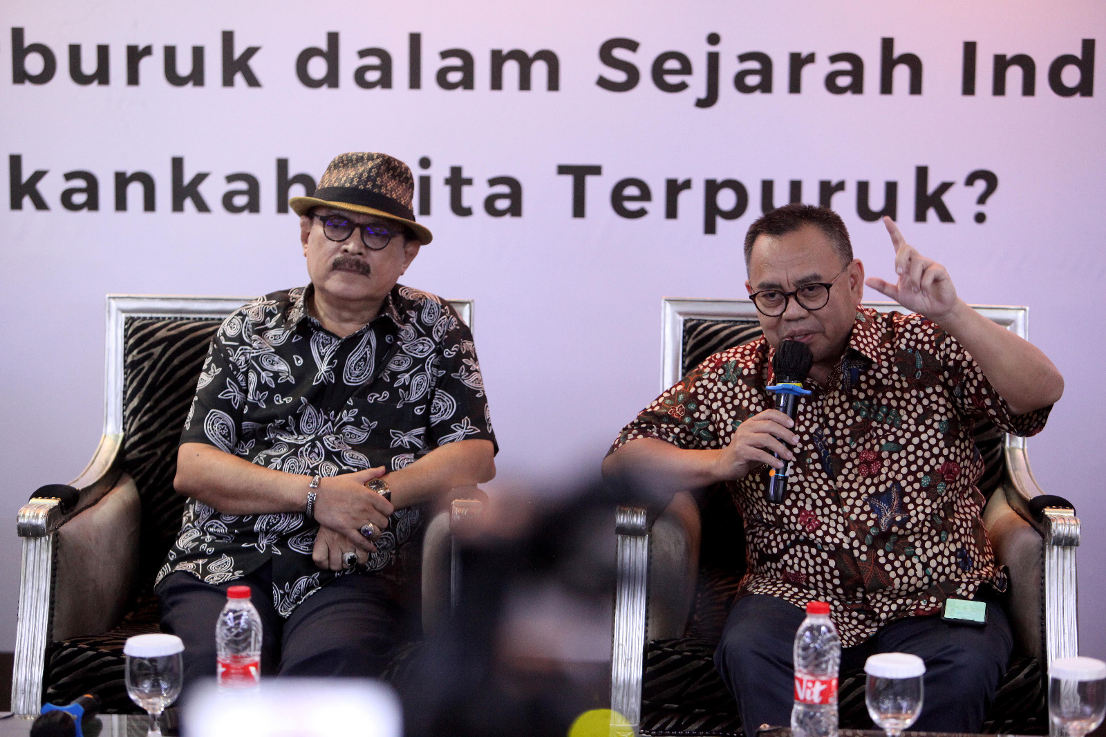 Timnas Anies-Muhaimin Sudirman Said (kanan) dan Budayawan Eros Djarot menyampaikan paparan dalam diskusi tentang kecurangan pemilu. 