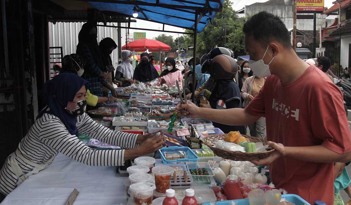 Warga membeli makanan untuk berbuka puasa di Kampung Ramadan Jogokariyan, Mantrijeron, Yogyakarta, Rabu (13/4/2021).