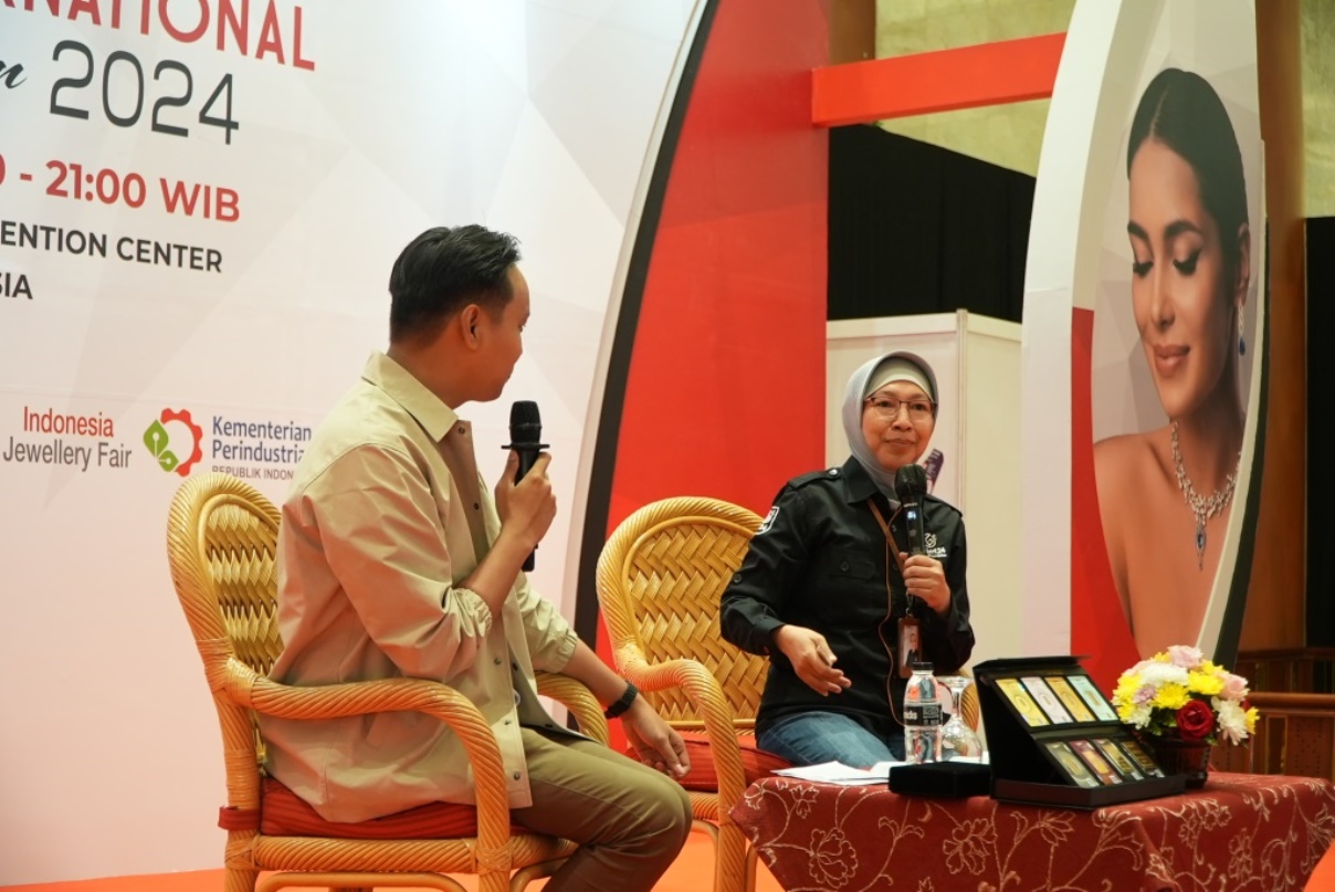 Kepala Divisi Produksi dan Pemasaran Galeri 24 Utik Rahayu (kanan) di event JIJF 2024.