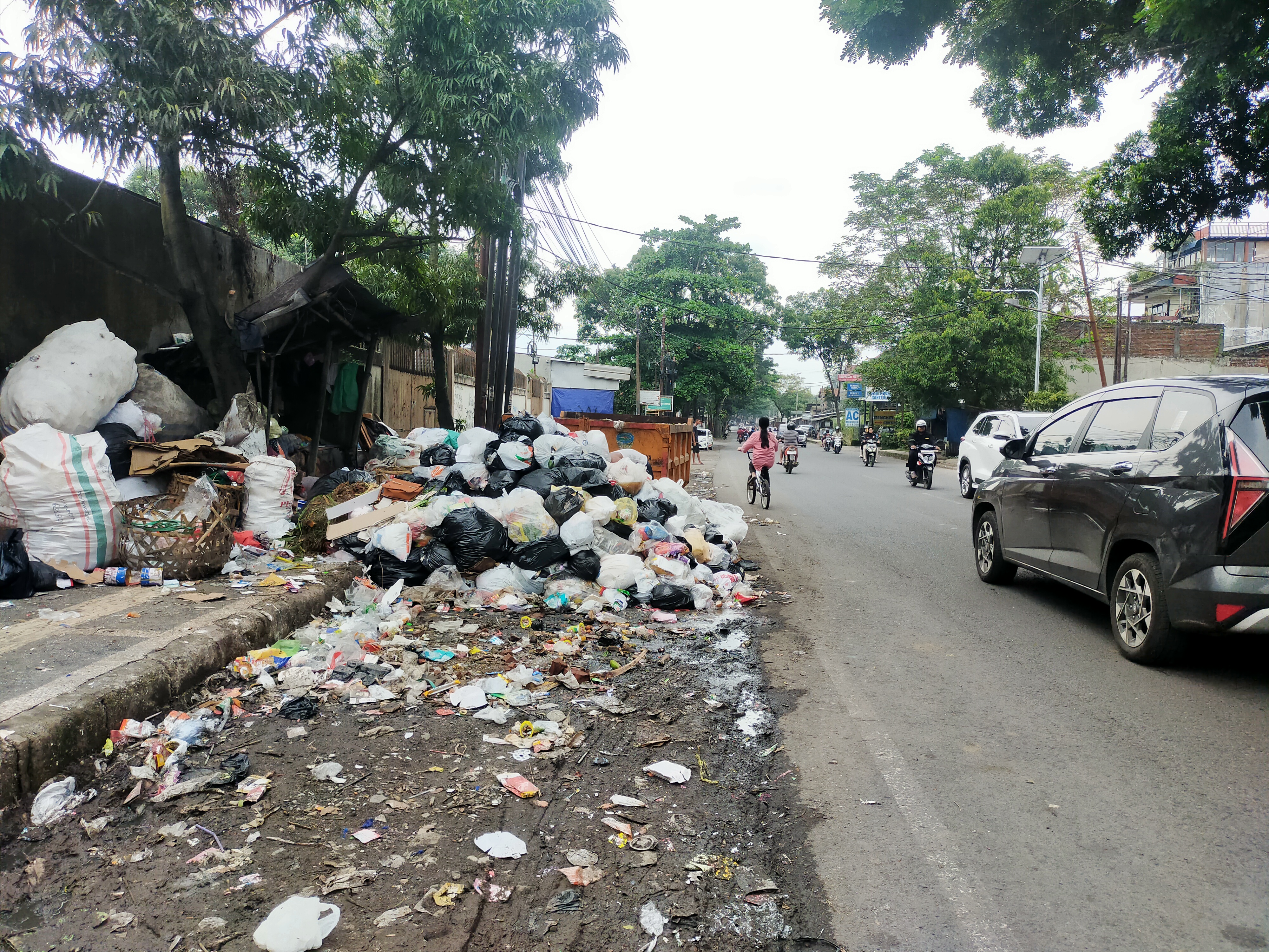 Sampah berserakan di sejumlah lokasi di Kota Tasikmalaya