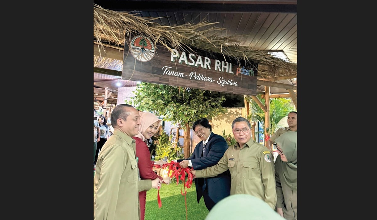 Menteri LHK Siti Nurbaya (ketiga dari kiri) membuka kegiatan Pasar Rehabilitasi Hutan dan Lahan (RHL) di Gedung Maggala Wanabakti.
