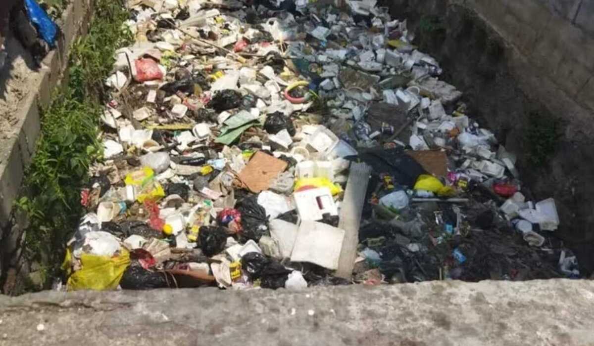 Gunungan Sampah TPA Cipayung yang longsor hingga menimbun aliran Sungai Pesanggarahan Depok.