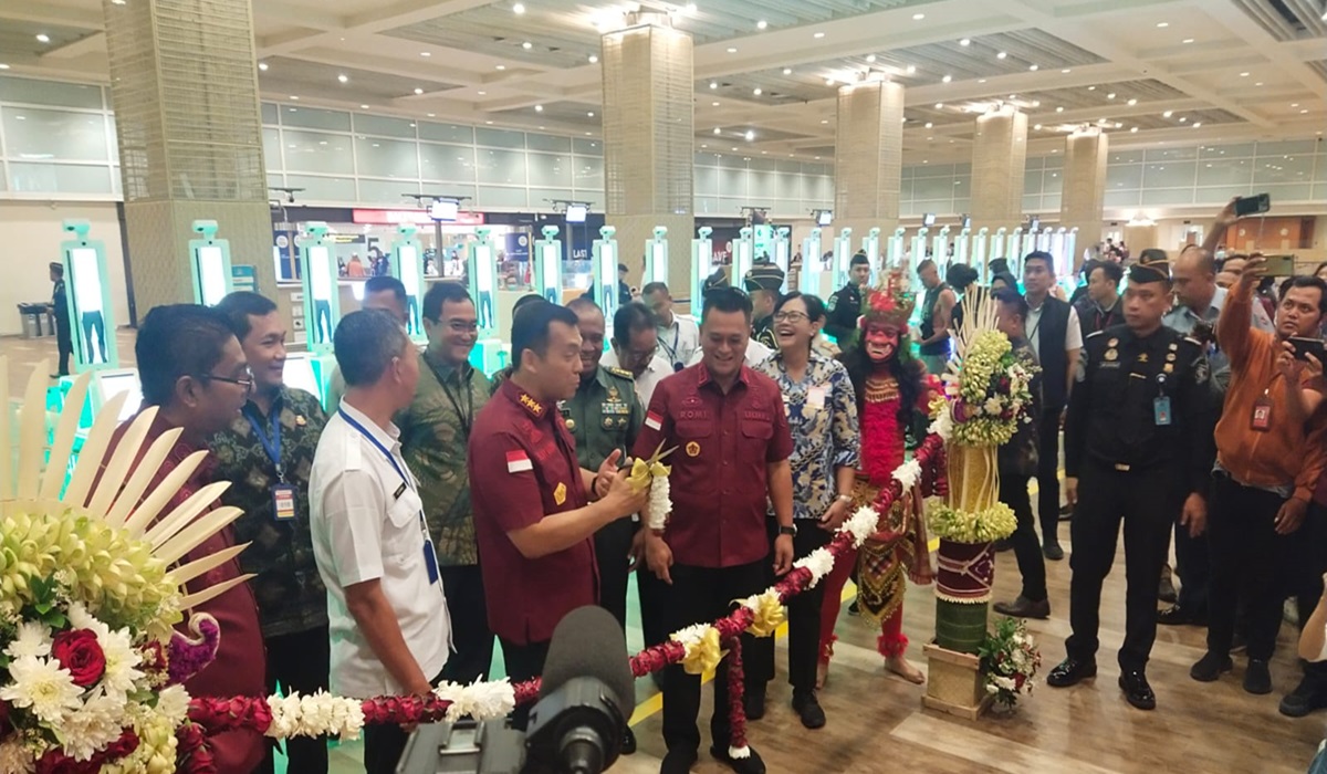 Dirjen Imigrasi Silmy Karim meresmikan 30 unit autogate di terminal kedatangan internasional Bandara Internasional I Gusti Ngurah Rai, Rabu 