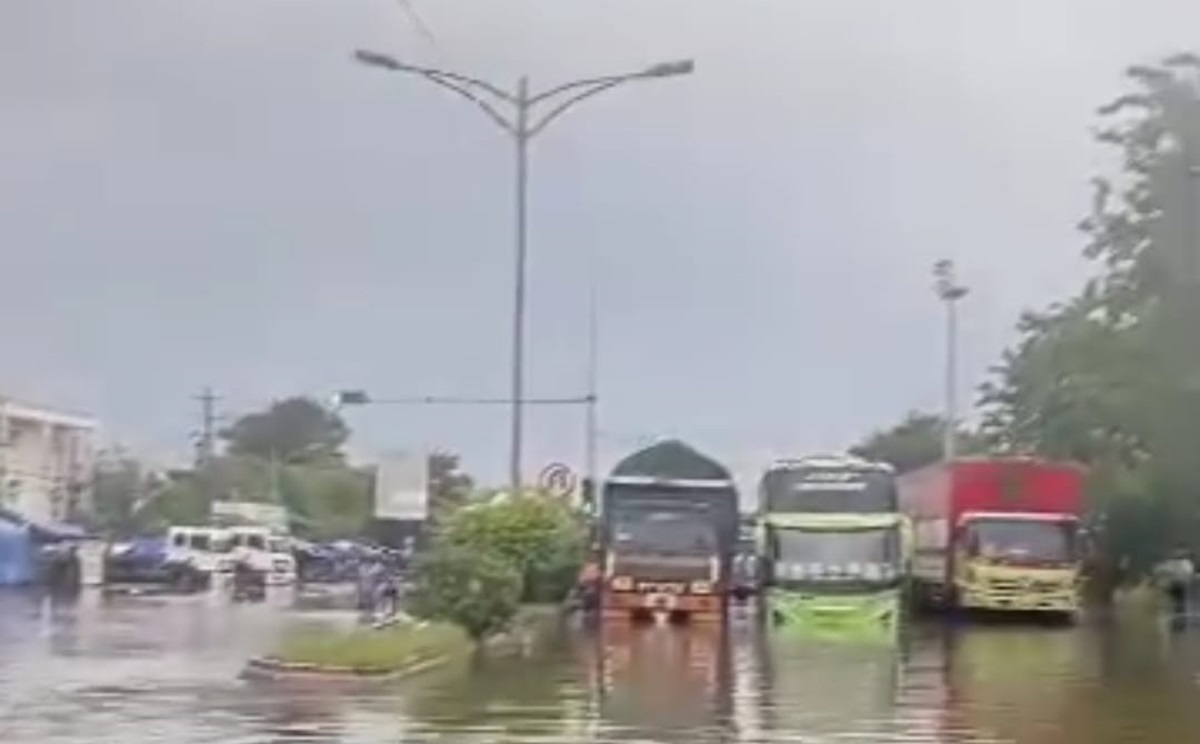 Banjir di Grobogan dan Kudus masih belum menunjukan tanda surut dan masih mengganggu aktivitas warga.