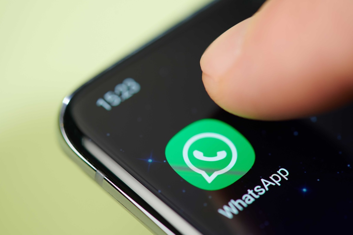 WhatsApp untuk ponsel Android alami perubahan signifikan dalam tata letaknya, dengan menu utama dipindahkan ke bawah kolom daftar obrolan