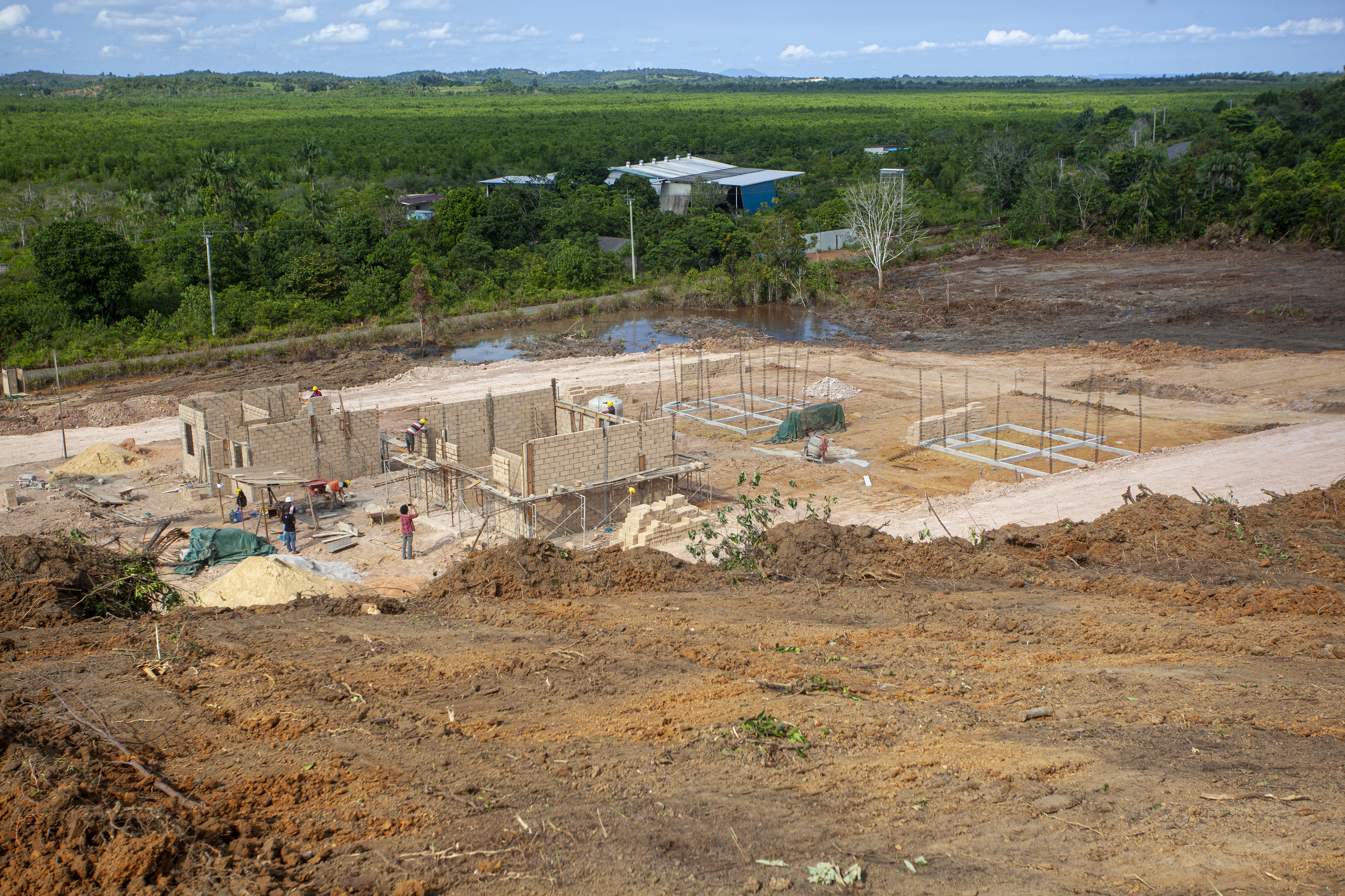 Pekerja menyelesaikan proyek pembangunan rumah warga Pulau Rempang, Batam, Kepulauan Riau, Kamis (8/2)
