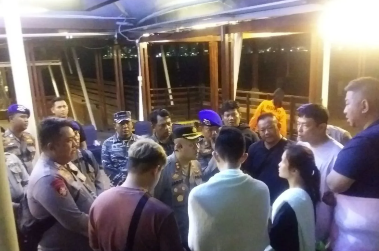 Kapolres Kepulauan Seribu AKBP Jarot berdiskusi bersama tim gabungan mencari korban KM Parikudus yang terbalik 