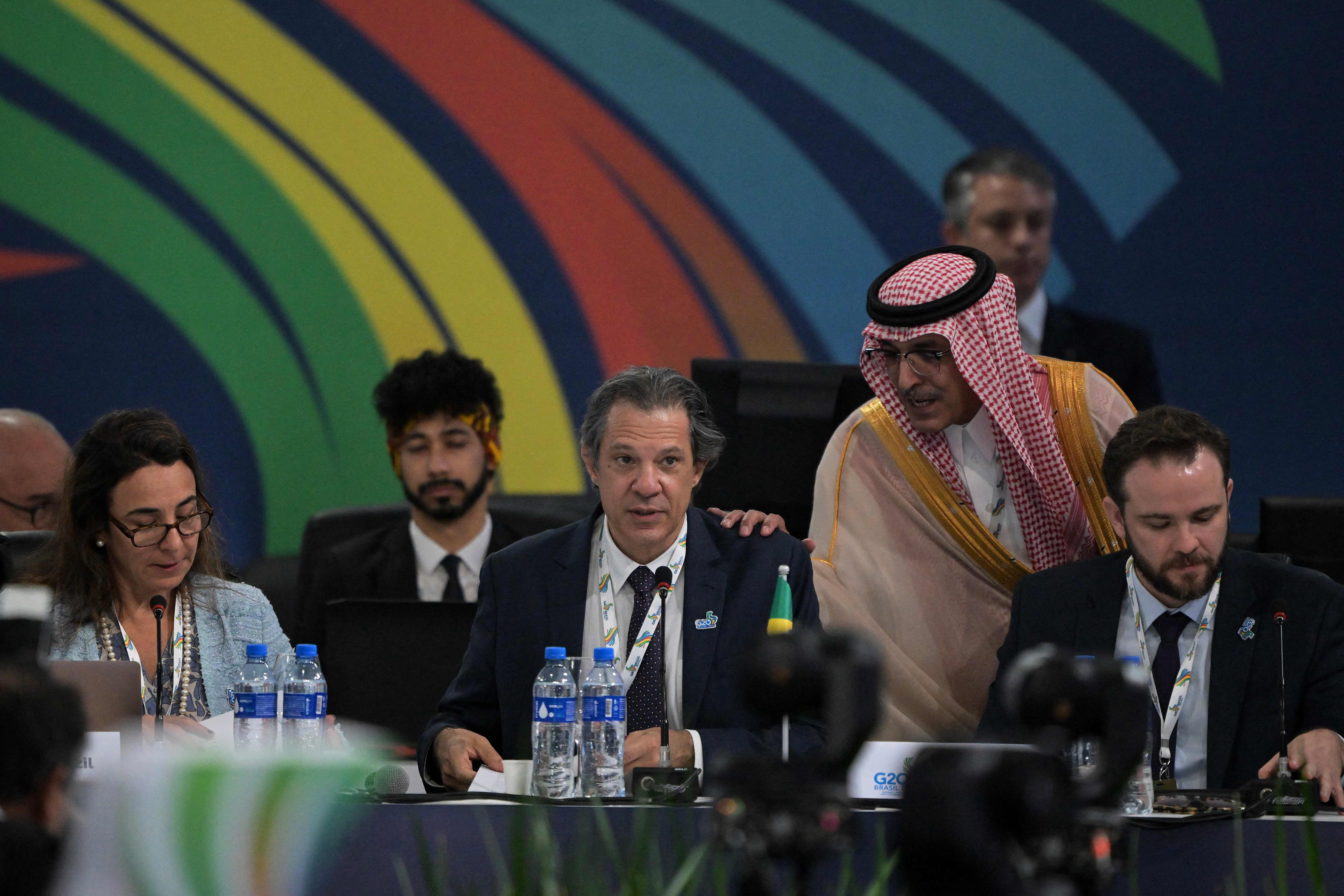 Menteri Keuangan Brasil Fernando Haddad (tengah) mengikuti pertemuan para menteri keuangan G20 di Sao Paulo, Brasil pada 29 Februari 2024. 