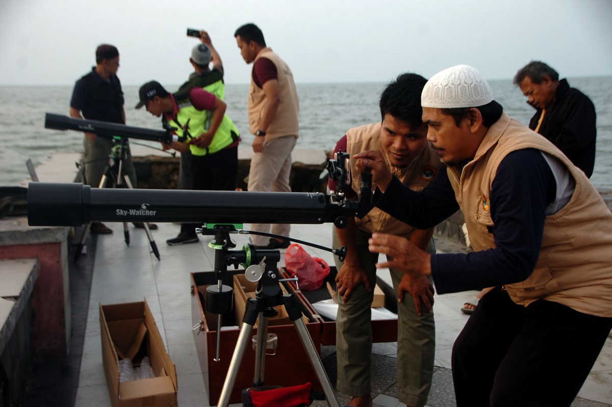Kantor Wilayah (Kanwil) Kementerian Agama Provinsi Jawa Tengah lakukan pemantauan hilal di 16 lokasi  untuk mengetahui awal bulan puasa.