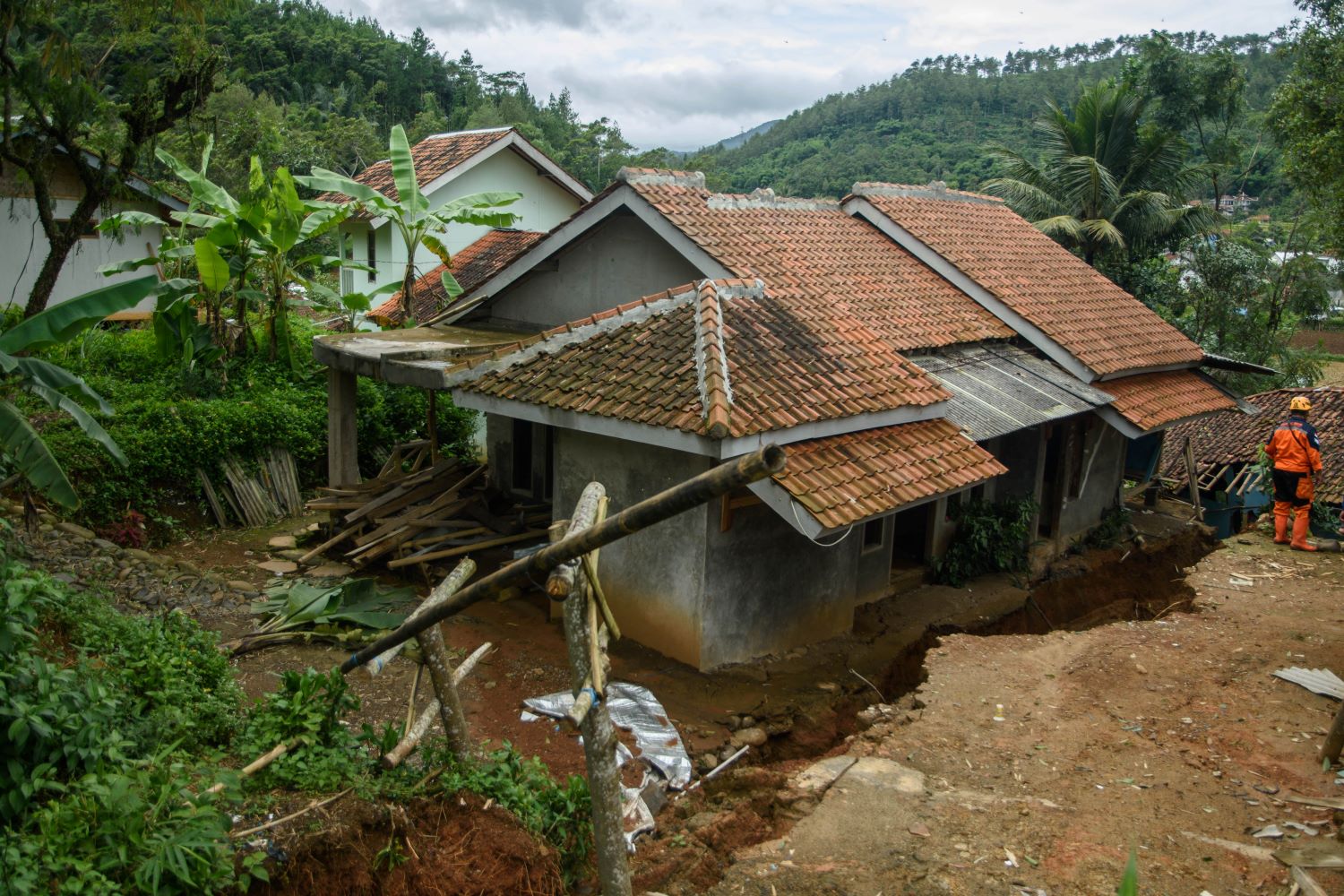 Petugas BPBD Jawa Barat memeriksa kondisi dampak pergerakan tanah di Desa Cibedug, Rongga, Kabupaten Bandung Barat.