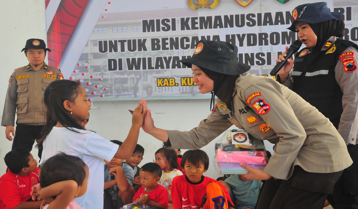 Anggota polisi dari Mabes Polri bermain dengan anak-anak korban banjir di posko pengungsian di Kudus, Jawa Tengah, Sabtu (23/32024).
