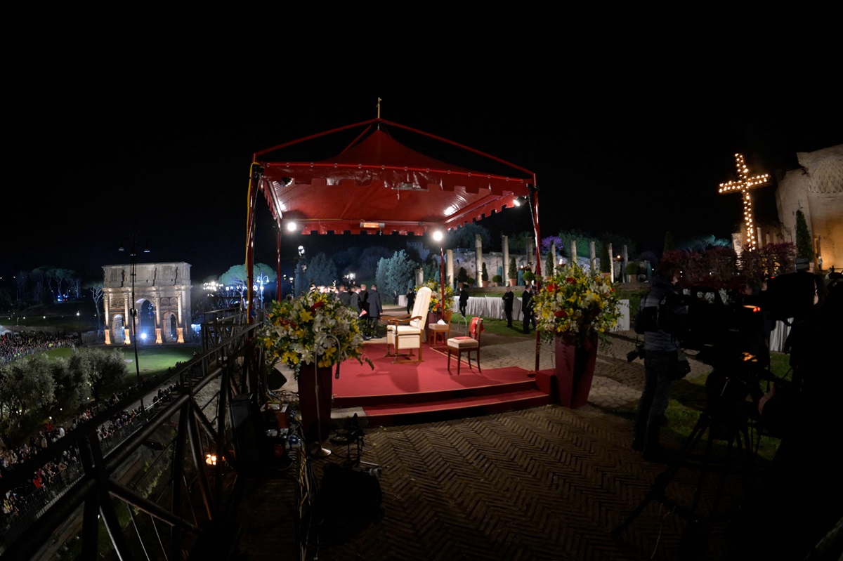 Pada Jumat, Paus Fransiskus secara tiba-tiba mundur dari sebuah upacara penting Paskah, memunculkan kekhawatiran akan kesehatannya.