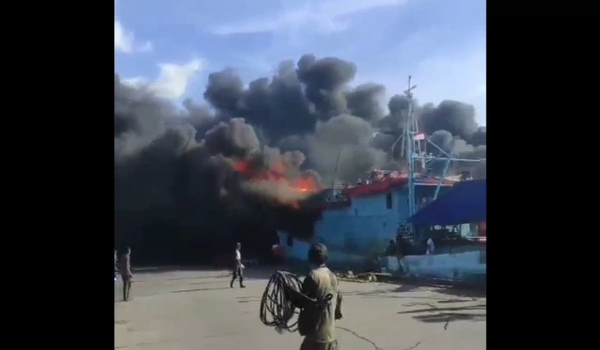 Kapal ikan terbakar di Dermaga Timur, Muara Baru, Jakarta Utara
