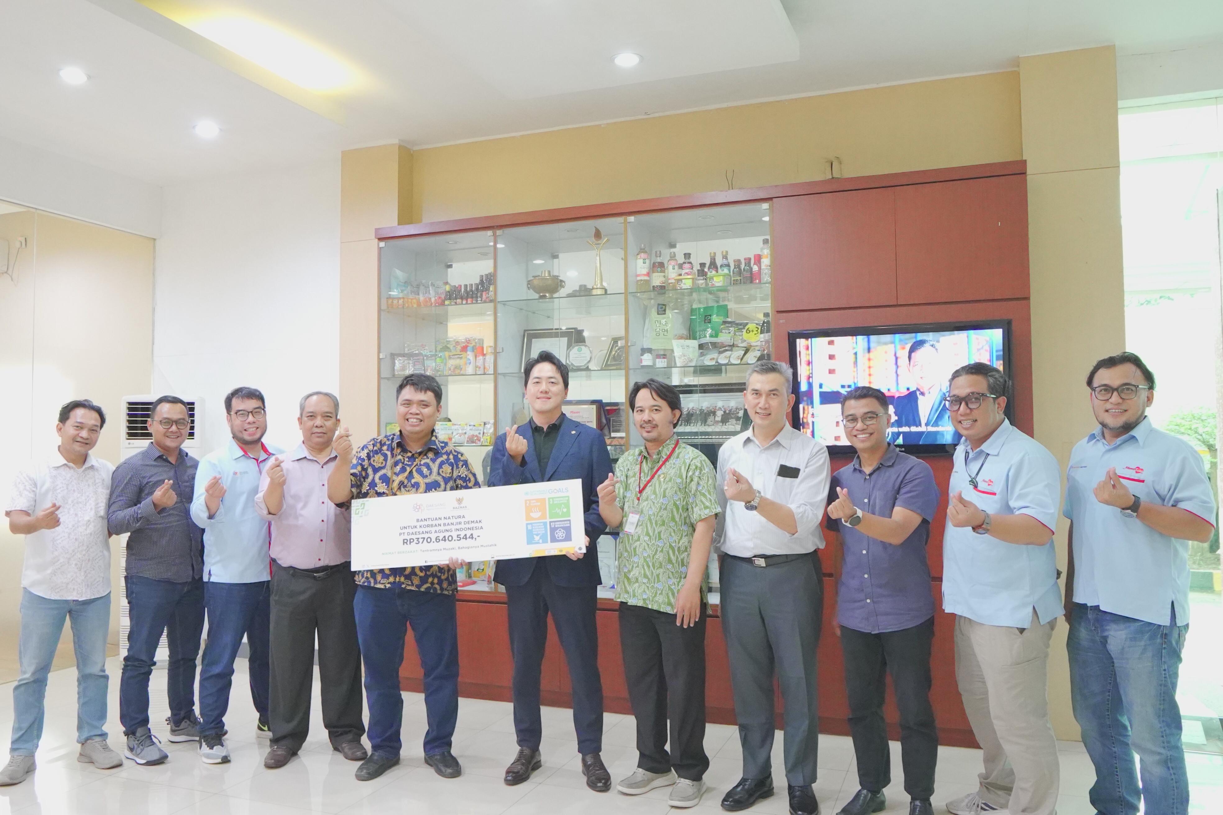 PT Daesang Agung Indonesia menyalurkan bantuan 40.000 produk siap makan melalui Baznas.