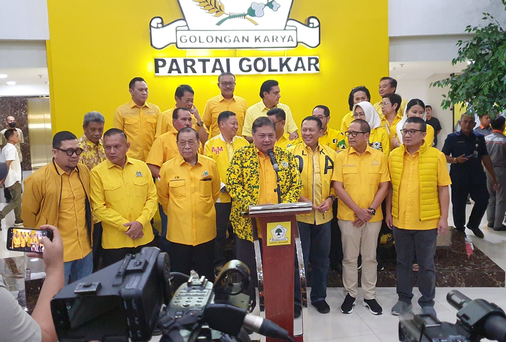 Gelar rapat pleno, Airlangga tepis bahas Munas Golkar