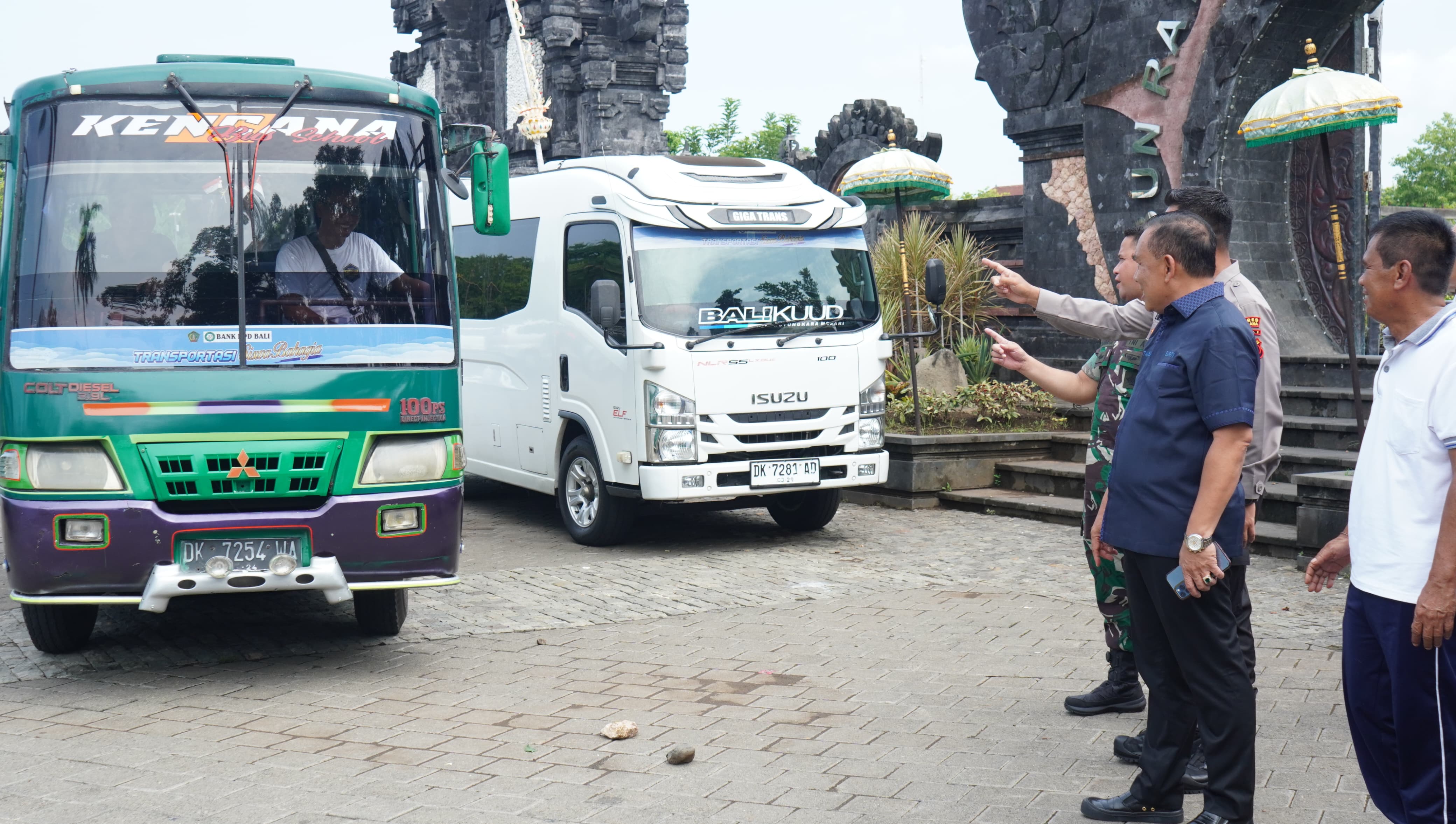 Acara peluncuran bus sekolah gratis oleh Pemkab Jembrana, Bali.