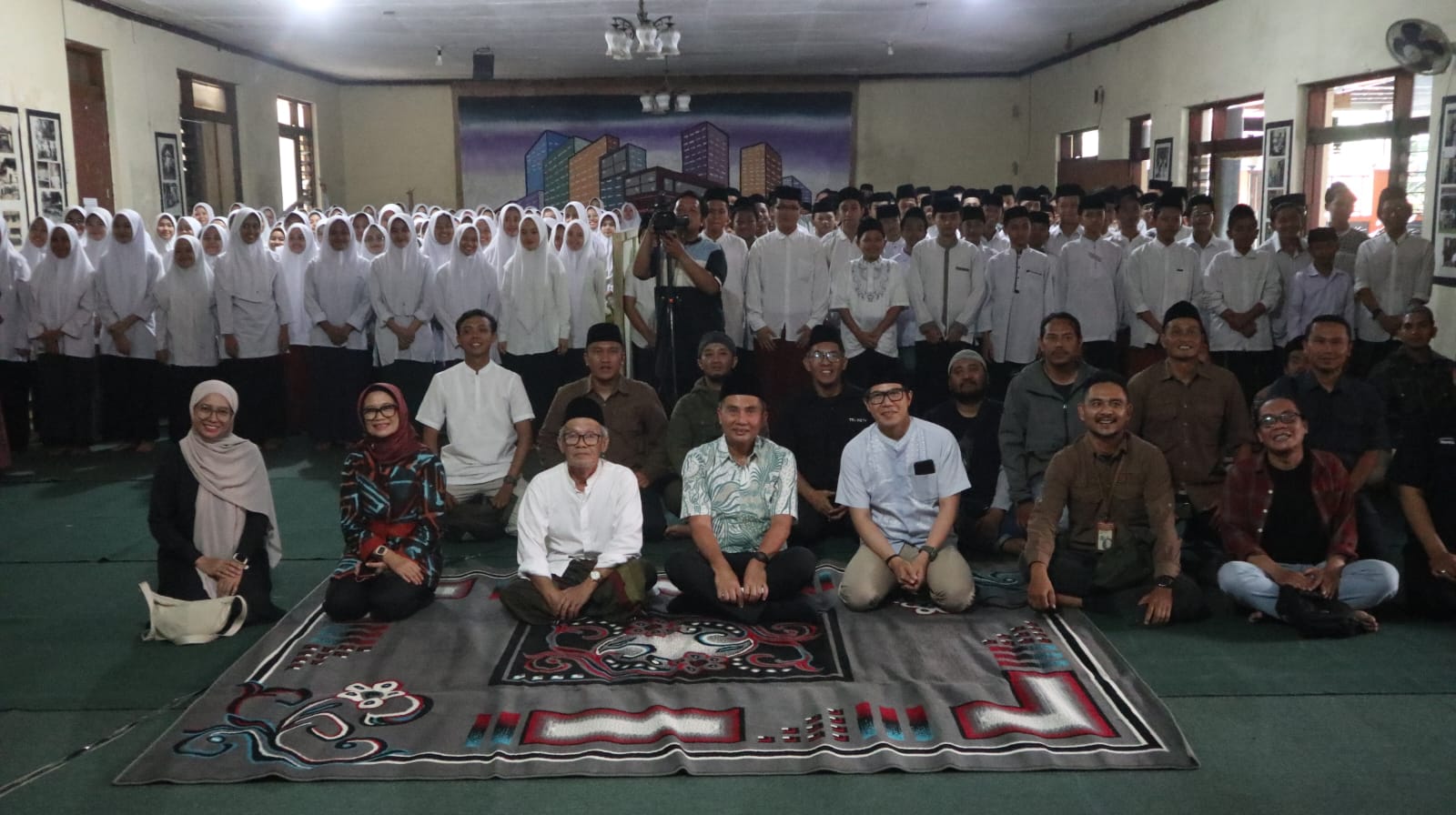 PJ Gubernur Jawa Barat bersama jurnalis televisi dan santri pondok pesantren Sukamiskin