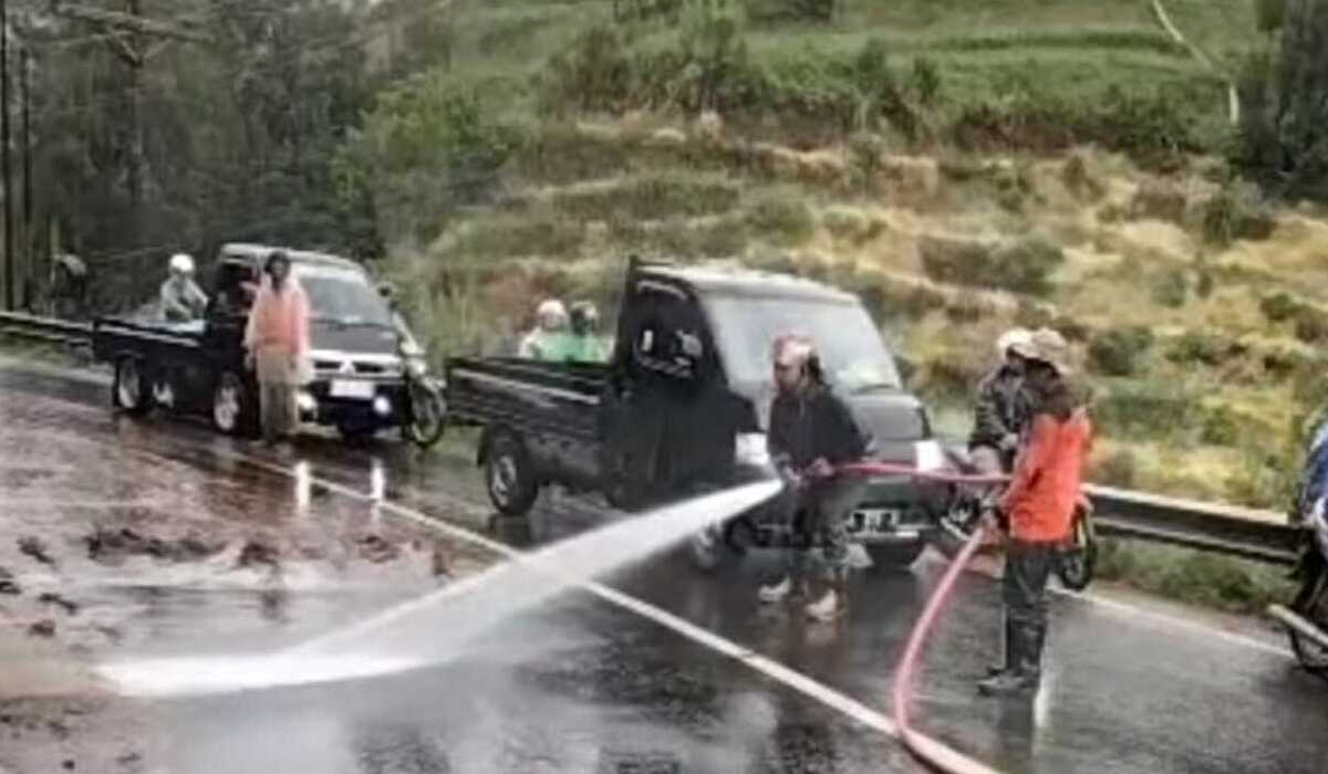 Ilustrasi proses pembersihan sisa longsor di jalan menuju kawasan wisata Dieng Wetan Kecamatan Kejajar, Wonosobo.