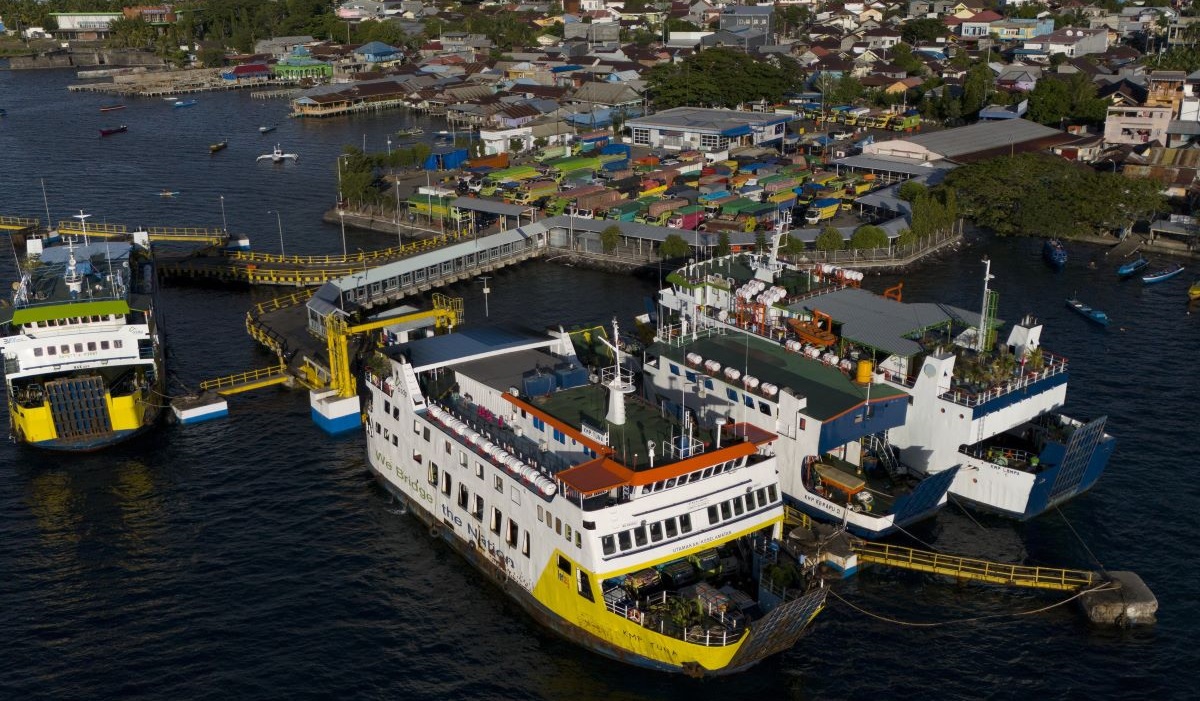 Sejumlah feri berlabuh di Pelabuhan Bastiong Ternate, Maluku Utara, Kamis (28/3/2024).