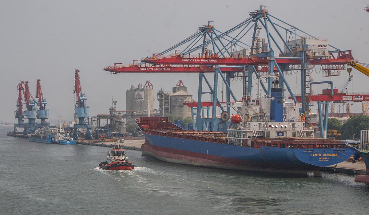 Kapal pengangkut peti kemas hendak bersandar di di Pelabuhan Tanjung Priok, Jakarta, Senin (6/11).