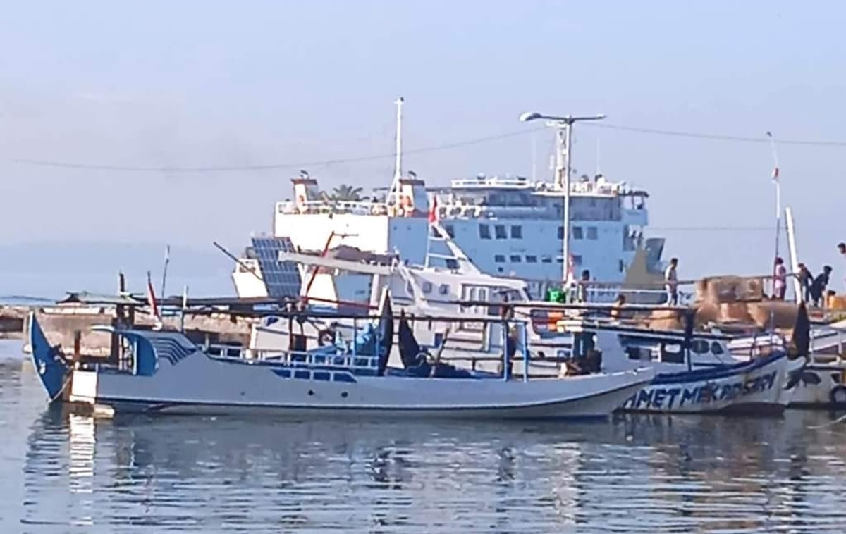 Sebanyak 100 wisatawan terjebak di Karimunjawa karena gelombang tinggi yang mengganggu pelayaran.