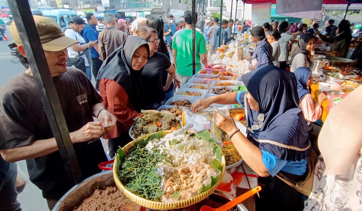  Pedagang melayani para pembeli takjil untuk berbuka puasa di kawasan Benhil, Jakarta, Selasa