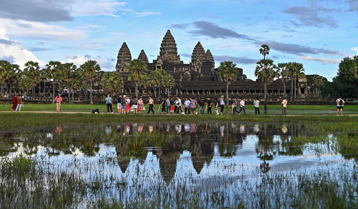 Pengunjung berjalan di depan Candi Angkor Wat
