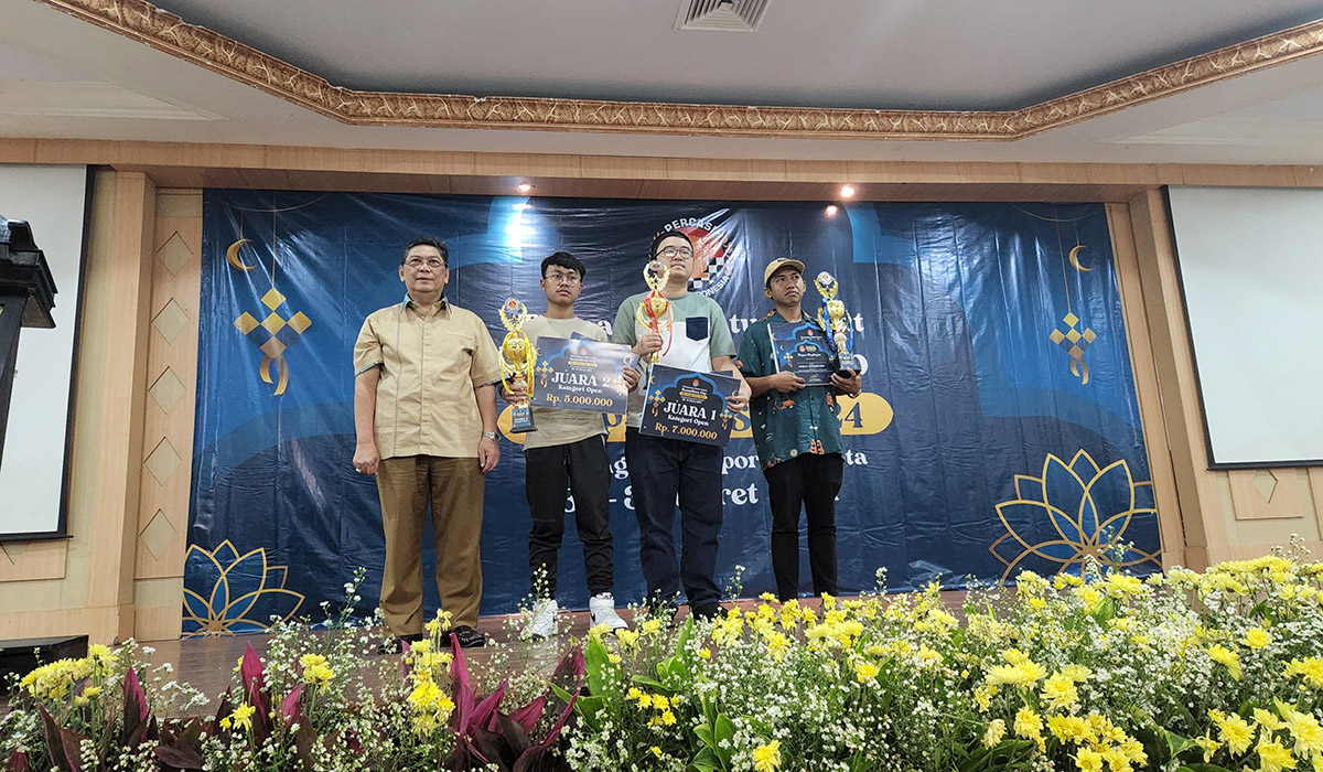 Ketua Umum PB Percasi GM Utut Adianto (kiri) berfoto bersama dengan juara kategori terbuka Ramadhan Cup 2024. 