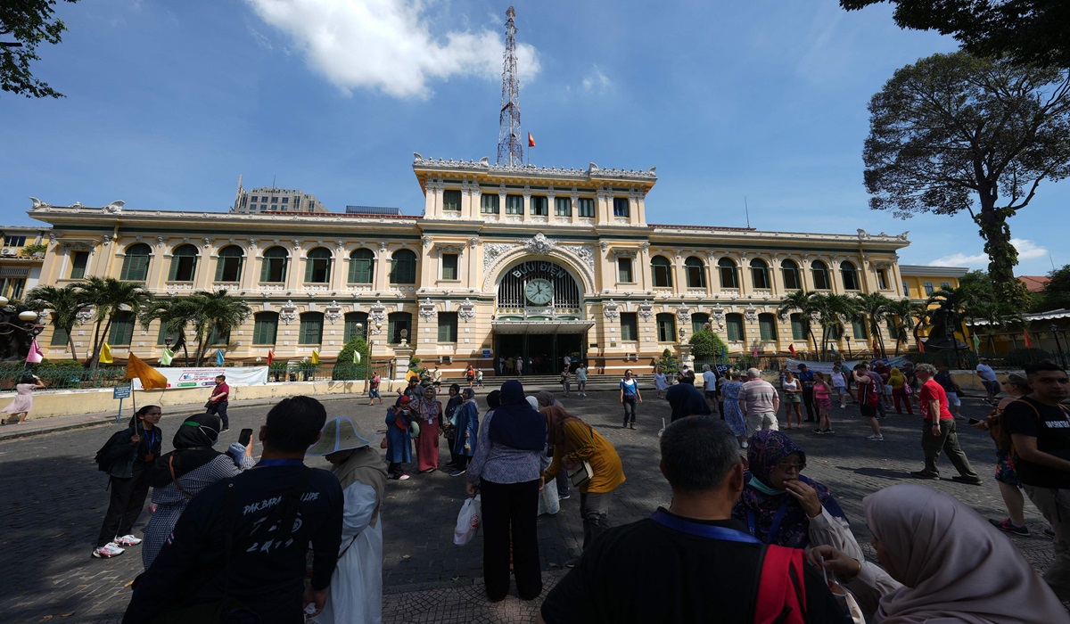 Sejumlah wisatawan berada di depan Kantor Pos Ho Chi Minh City, Vietnam.
